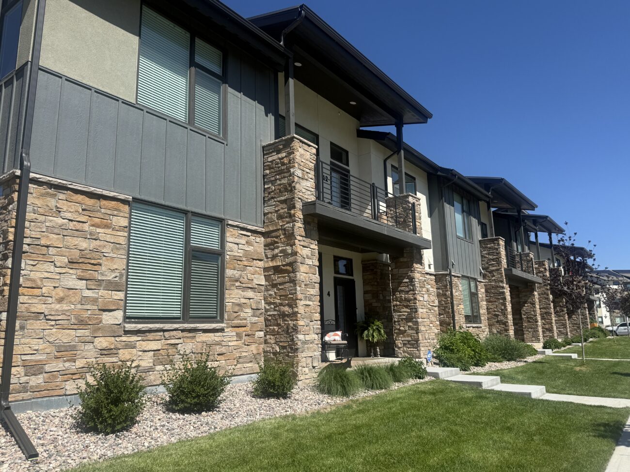 multifamily building with telluride cobble stone veneer